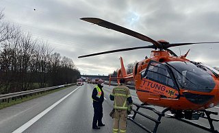 Die Autobahn 2 in Richtung Hannover ist voll gesperrt. Auch Rettungshubschrauber Christoph 13 ist mit einem Notarzt gelandet. - Christian Mathiesen