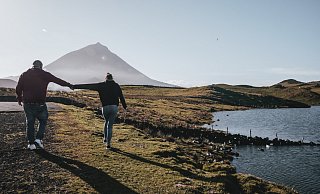 Die letzten Tage auf den Azoren: Lukas Linnebrügger und Sophie Luchtmeier vor dem Pico am Lago de Capitao auf Pico. - Sophie Luchtmeier