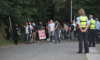 Etwa 20 Demonstranten marschieren vor dem Restaurant "Leib und Seele" in Bünde auf. Sie werden bereits von der Polizei erwartet. - Florian Weyand