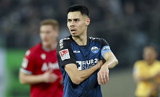 Rechtsverteidiger Raphael Obermair trug in der vergangenen Spielzeit die Kapitänsbinde beim SC Paderborn. Führt er die Ostwestfalen auch in der anstehenden Saison aufs Feld? Das lässt Trainer Rald Kettemann derzeit noch offen. - picture alliance / DeFodi Images