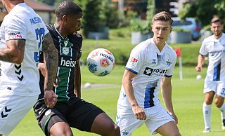 Nick Bätzner (rechts) gehörte in den vier Testspielen der Vorbereitung zu den auffälligsten Akteuren des SC Paderborn. Hier ist er im Duell mit Hannover 96 zu sehen. - Oliver Krato