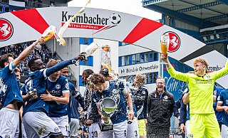 Sehr zum Wohl: Arminias Spieler feiern mit der üblichen Bierdusche den Landespokalsieg. - Teresa Kroeger/RHR-FOTO