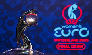 Der EM-Pokal der Frauen. - Valentin Flauraud/KEYSTONE/dpa