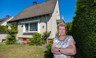 In ihrer eigenen Wohnung begann die Schicksalsgeschichte von Elke Struck. Eine Polizeidurchsuchung, die rechtswidrig angeordnet war, löste bei ihr 2015 ein schweres Trauma aus. Bis heute kämpft sie vergeblich für eine angemessene Entschädigung. - Foto: Andreas Zobe/NW