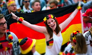 Fans feiern auf einer Public Viewing-Veranstaltung in Hannover. Einige Großstädte halten sich dieses Jahr beim offiziellen Public Viewing zurück. - Peter Steffen/Deutsche Presse-Agentur GmbH/dpa