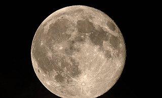 Der Supermond erstrahlt am 5. November 2025 in voller Pracht über OWL. Wenn das Wetter mitspielt, wird der Mond ein tolles Fotomotiv abgeben. - IMAGO/Wolfgang Maria Weber