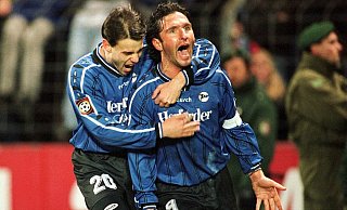 Aufstiegsgarant Bruno Labbadia (r.) feiert mit Milos Kolakovic einen seiner beiden Treffer zum 2:0-Sieg in Gütersloh. - Imago-Images