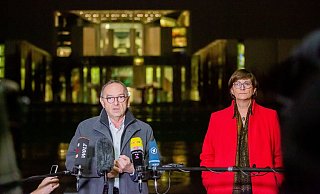 Die Bundesvorsitzenden der SPD, Norbert Walter-Borjans und Saskia Esken, geben kurz vor Beginn des Koalitionsausschusses vor dem Bundeskanzleramt ein Pressestatement ab. - Foto: Christoph Soeder/dpa