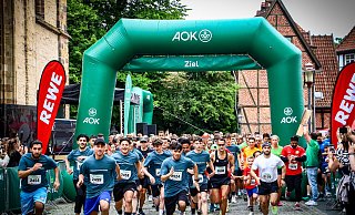 Mehr als 2.700 Teilnehmer gingen in diesem Jahr beim AOK-Firmenlauf in Herford auf die Strecke. Rekord! - Daniel Salmon