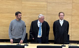 Der Angeklagte Hüseyin A. (34) mit seinen beiden Verteidigern Gerhard Strate und Tobias Diedrich (r.) kurz vor der Urteilsverkündung im Landgericht Bielefeld. - Paul Brinkmann Der Angeklagte Hüseyin A. (34) mit seinen beiden Verteidigern Gerhard Strate und Tobias Diedrich (r.) kurz vor der Urteilsverkündung im Landgericht Bielefeld. - Paul Brinkmann