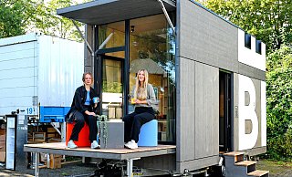 Die Projektleiterinnen Félice Wittrin (l.) und Alisa Flaskämper haben es sich auf der Terrasse gemütlich gemacht. - Barbara Franke