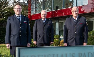 Jetzt im Dreierteam: Kreisbrandmeister Elmar Keuter (M.) mit seinen beiden Stellvertretern Christoph Müller (l.) und Andreas Müller (r.) vor dem Paderborner Kreishaus. - Ralph Meyer
