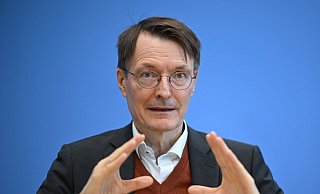 Bundesgesundheitsminister Karl Lauterbach stellt die Ampel-Pläne zur Cannabis-Legalisierung vor. - Britta Pedersen/dpa