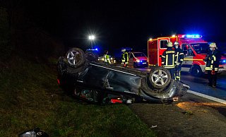Das Fahrzeug fuhr offenbar eine Böschung hinauf und überschlug sich. - Feuerwehr Porta/Michael Horst