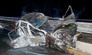 Bei einem schweren Verkehrsunfall auf der A 33 bei Hövelhof kam ein Mensch ums Leben. Zwei weitere Insassen wurden schwer verletzt von Ersthelfern aus dem bereits brennenden Wagen gerettet. - Ralph Meyer
