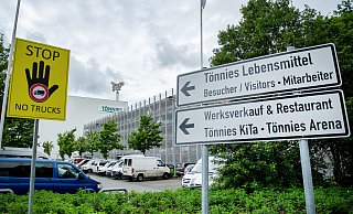  Außenansicht des Fleischwerk Tönnies in Rheda-Wiedenbrück. - picture alliance