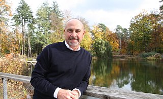 Andreas Bee – hier an den Mersmannteichen auf dem Gartenschaugelände – war fast elf Jahre Bürgermeister in Bad Lippspringe. Am 31. Oktober endete seine Amtszeit, in der er viele Projekte verwirklichen konnte. - Uwe Müller