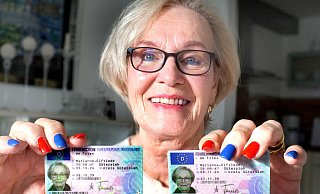 Doppelt gemoppelt fährt's sich besser: Die Gütersloherin Marianne de Fries hat einen neuen Führerschein beantragt - und zwei erhalten. - Andreas Frücht