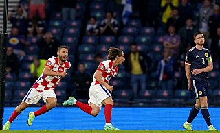 Kroatiens Luka Modric (M) feiert das 2:1. - Andrew Milligan/PA Wire/dpa