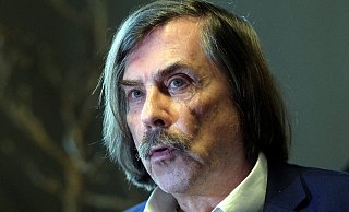 Der Gütersloher Norbert Morkes äußert sich in einem Instagram-Video zu den Bürgermeisterkandidaten.