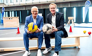 Wollen Olympia in den Norden holen: Hamburgs Bürgermeister Peter Tschentscher (SPD, l) und Schleswig-Holsteins Ministerpräsident Daniel Günther (CDU). - Daniel Bockwoldt/dpa