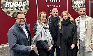 Mit dem "Hugos" zieht eine Bar für die junge Generation in die Viktoriastraße. Darüber freuen sich Lars Bökenkröger (v. l.), Eva Schweke (Wirtschaftsförderung), Carsten und Greta Tölken sowie Patrick Zahn. - Nicole Sielermann