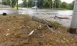 Durch einen Unfall ist der Ampelmast zerstört worden. - Polizei Minden-Lübbecke