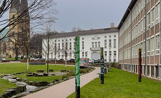 Das Haus des Handwerks (hinten) - ehemals die Disco "Stadtpalais" - soll für eine Erweiterung des Gymnasiums am Waldhof (vorn im Bild) weichen. - Andreas Zobe