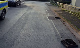 Nachdem Unbekannte in Minden und Petershagen-Friedewalde Gullydeckel ausgehoben haben, sucht die Polizei Zeugen. - Polizei Minden-Lübbecke