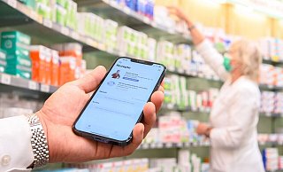 Eine Studie sieht etwa durch die Nutzung von E-Rezepten viel Effizienzpotenzial im Gesundheitswesen. - Foto: Mohssen Assanimoghaddam/dpa