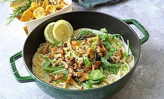 Leicht, fein, wunderbar aromatisch: Diese Pasta bringt Sommerfrische mit Zitronen und den Waldduft von Pfifferlingen gekonnt zusammen. - Mareike Pucka/biskuitwerkstatt.de/dpa-tmn