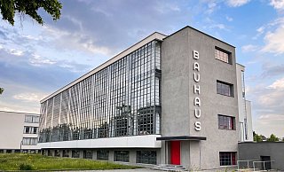 Das Bauhausgebäude sorgte bei seiner Einweihung 1926 mit seiner Glasfassade und dem Sichtbeton für großes Aufsehen. - Heidi Scharvogel/dpa-tmn