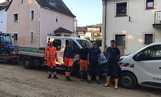 Dominik Emmerich (v. l.), Thomas Pfeiffer, Gero Langguth, Thomas Orth und Jonathan Neunteufel sind im Katastrophengebiet im Einsatz. - Stadtwerke Warburg