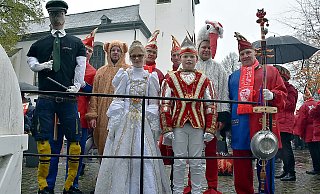 Vor der Freitreppe des Alten Patrimonialgerichts zu Fürstenberg präsentieren sich das junge FCC-Kinderprinzenpaar Lasse Duhme und Mia Traphan (vorne) sowie dahinter v. l. „Hoppeditz“ mit Florian Schütten, „Bär“ Julian Hilllebrand, FCC-Präsident Uwe Feddermann, FCC-Vorstandmitglied Frank Reutter, „Storch“ Marvin Friedrich und Teufelsgeiger Peter Fischer. - Birgitta Wieskotten