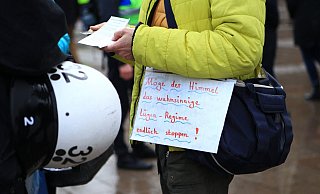 Auch in anderen Städten haben sich zuletzt Kritiker der Corona-Maßnahmen formiert. In Bielefeld wollen jetzt etwa 200 Menschen an einer Protest-Demo durch die Innenstadt teilnehmen. - Symbolfoto: imago images/Hanno Bode