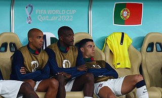 Portugals Cristiano Ronaldo (r) wurde vom Trainer auf der Reservebank geparkt. - Tom Weller/dpa