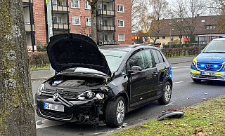 Ein 82-jähriger Autofahrer kam mit seinem VW Golf auf dem Berliner Ring nach links von der Fahrbahn ab und kollidierte mit einem Straßenbaum auf dem Mittelstreifen. - Ralph Meyer