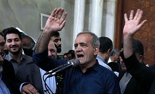 Irans neuer Präsident Peseschkian will die Unterstützung für die Widerstandsfront gegen Israel fortsetzen. (Archivbild) - Vahid Salemi/AP