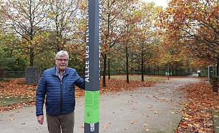 Uwe Neuhaus steht in der Allee des Weltklimas im Aqua-Magica-Park. Er freut sich, dass der Park von Bürgern gut angenommen wird. - Dirk Windmöller