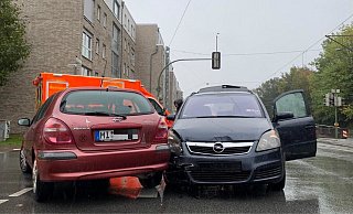 Der Fahrer des roten Nissan wollte von der Detmolder Straße in die Prießallee einbiegen, dabei kam es zur Kollision. - Stefan Becker
