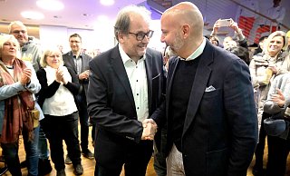 Henning Matthes (r., CDU) gratuliert Matthias Trepper (SPD) zum Wahl-Sieg in Gütersloh. - Andreas Frücht