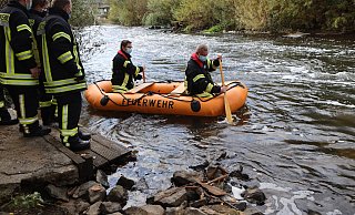Die Feuerwehr setzt Schlauchboote zur Suche ein. - Jörg Stuke