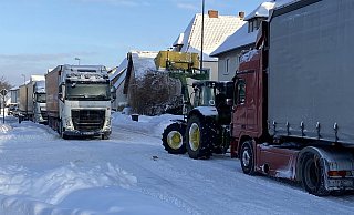 Lkw, die die Waren transportieren, haben wegen der Wetterlage ihre Schwierigkeiten. - Ekkehard Wind