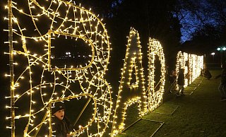 Ein Hingucker im beleuchteten Kurpark ist der Schriftzug des Ortsnamens. - Nicole Sielermann