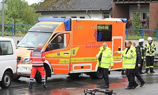 Ein Rennradfahrer ist am Sonntagmittag im strömenden Regen in der Steilkurve der Nordbahnstraße gegen einen Volkwagen-Transporter gekracht. - Ulf Hanke