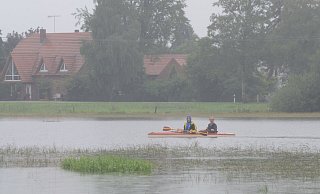 Ungewohntes Bild: Auf überfluteten Wiesen an der Schröttinghauser Straße in Levern waren nach dem Unwetter im Jahr 2015 zwei Kanufahrer unterwegs. - Joern Spreen-Ledebur (Archiv)