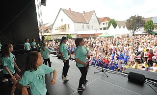 Wenn die Gruppen des Freestyle Dance Clubs um Steffi Hiller im Herzen Rahdens auftreten, dann ist der Platz vor der Bühne immer voll. Das war auch am Sonntag so. - Joern Spreen-Ledebur