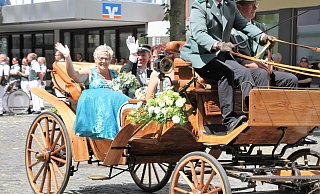 Werden schick durch die Innenstadt gefahren: Steinheims Königin Helga Lohre und König Manfred Söltl. - Madita Schellenberg