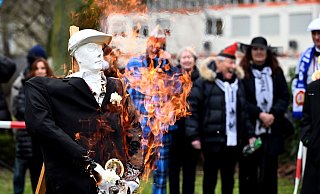 Die Karnevalsfigur Hoppeditz steht in Düsseldorf in Flammen. - Federico Gambarini/dpa