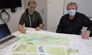 Jens Grove und Eckhard Nolting erläutern die Pläne zum Neubau der Sielbrücke und Umbau der Werre. - Jörg Stuke